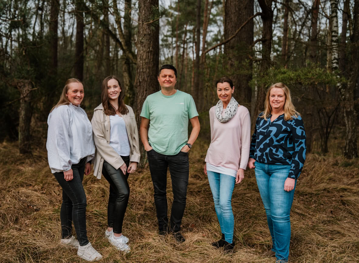 Makrofoto Von Fünf Orangefarbenen Ameisen